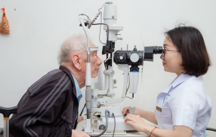 Đo khúc xạ bằng máy khúc xạ tự động